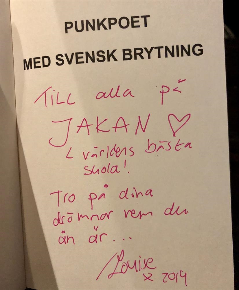 Louis gjorde oss lyckliga genom att signera det exemplar som ska stå i skolans bibliotek.