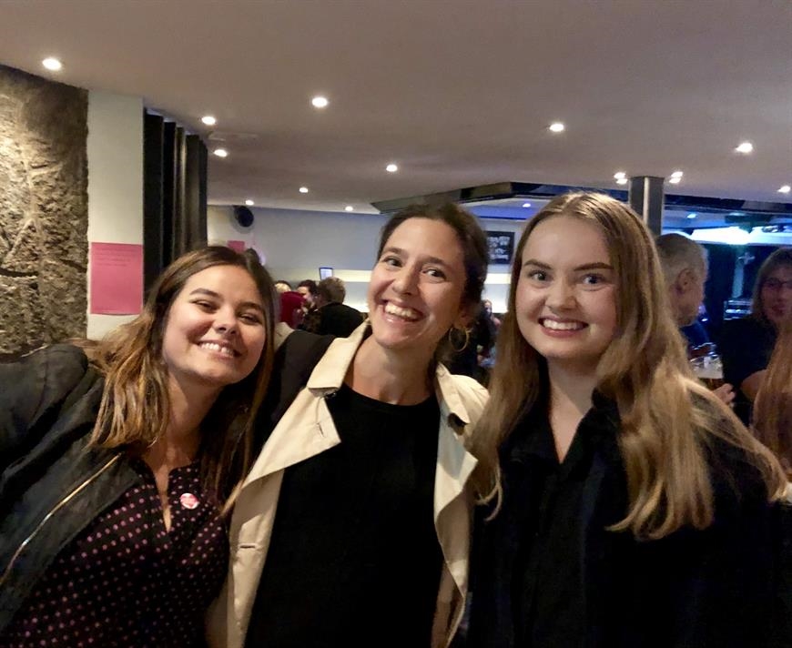 Vänner och skrivande kolleger från projektkursen 2017: Mikaela Baum, Philomène Grandin och Amanda Jonsson. Vänner och skrivande kolleger från projektkursen 2017: Mikaela Baum, Philomène Grandin och Amanda Jonsson.