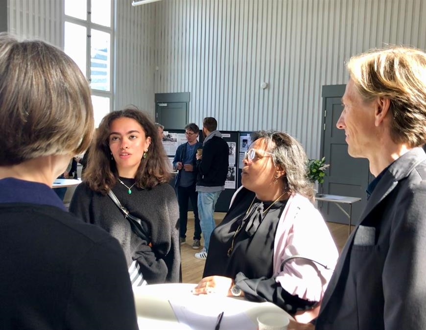 Susanna Alakoski, Matilda Palm, Mona Palm och rektor Ola Larsson. 