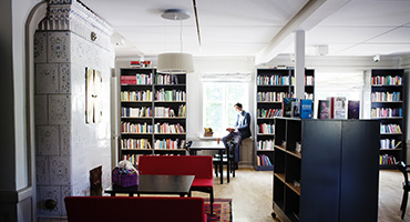 Klassisk bildning pågår! I skolans bibliotek.