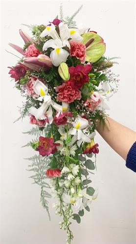 Blomsterarrangemang skapad av deltagare på floristutbildningen