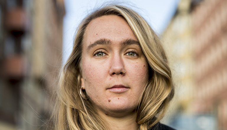 Alba Mogensen började skriva sin debutroman Hon den roliga, W&W 2019, på Jakobsbergs folkhögskola. Foto: Alexander Mahmoud. 