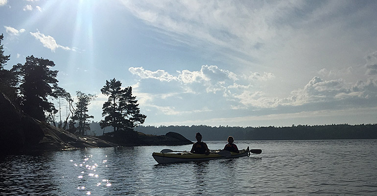 Kajakpaddling i vacker skärgårdsmiljö finns med på en av kurserna.