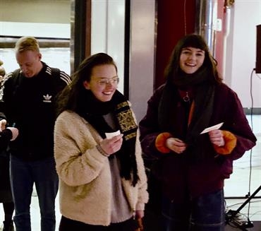 Matilda på teater med klasskompisarna från författarskolan: Adam Bäck och Agnes Gulle.