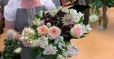 Du lär dig skapa vackra och kreativa buketter, dekorationer och arrangemang under floristutbildningen