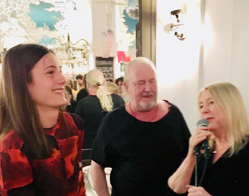 Zara Kjellner tillsammans med Plura Jonsson och förläggare Madeleine Grive.