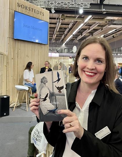 Jessica Haas Forsling med sin bok på bokmässan i Göteborg.