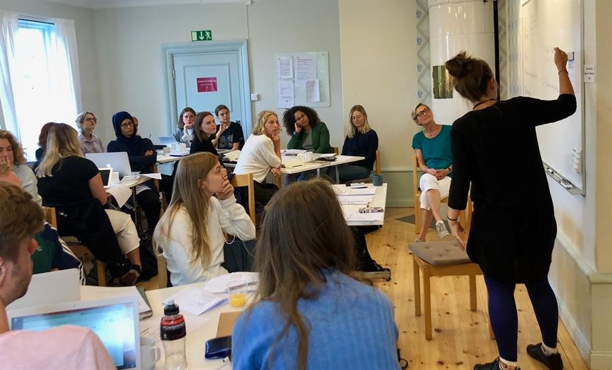 Med klasskamraterna på Jakobsbergs folkhögskola under en lektion med lärare Hanna-Linnea Rengfors.