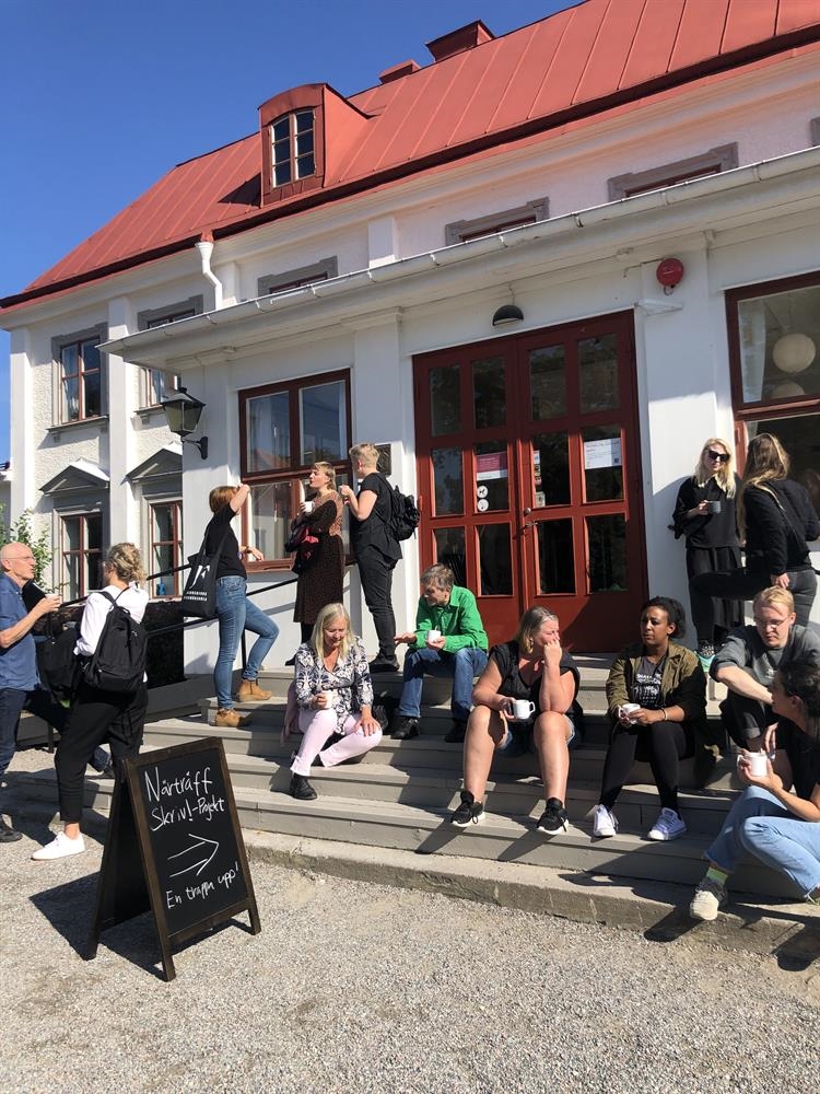 Härligt häng på skolan under en av kursens närträffar.