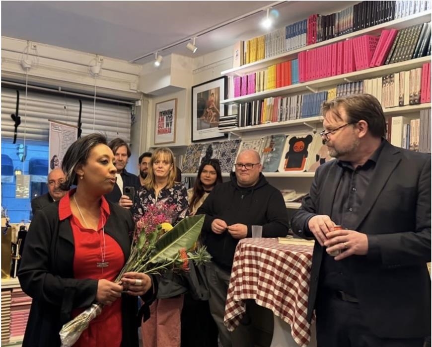 Från releasen i Stockholm. Författaren i samtal med förläggare Martin Kaunitz.