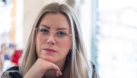 Lisa Broberg började skriva sin debutbok Allt mod jag har (Olika förlag 2019) på Jakobsbergs folkhögskola. 