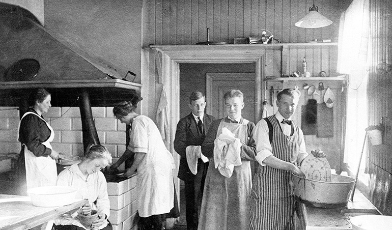 Elever hjälper till i köket på Jakobsbergs folkhögskola, 1920-21. Foto: Skolans arkiv.