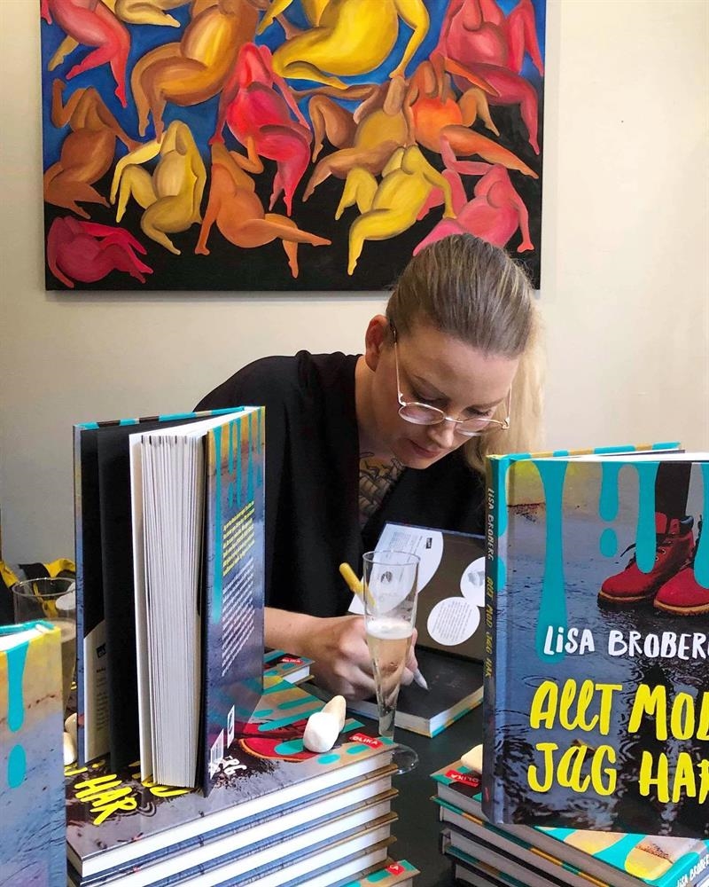 Lisa signerar sin bok på releasefesten.