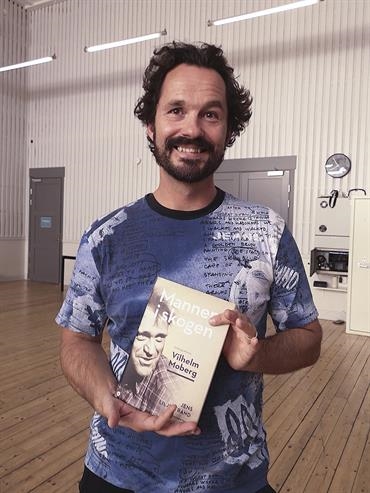 Jens Liljestrand visar upp boken Mannen i skogen. Foto: Pippi Maxe