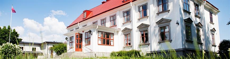 I Herrgården finner du vår matsal, café och bibliotek. 