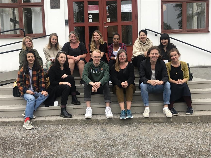 Författaren med sin klass på skolans trapp hösten 2021.