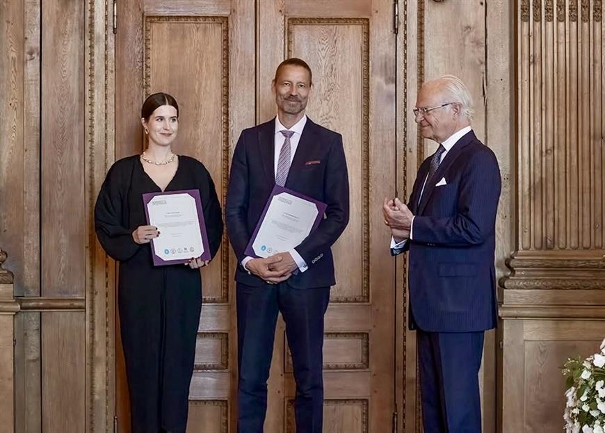 Peter Fröberg Idling (mitten) och språkläraren Maria Johansson fick motta priset ur kungens hand. Peter Fröberg Idling (mitten) och språkläraren Maria Johansson fick motta priset ur kungens hand.