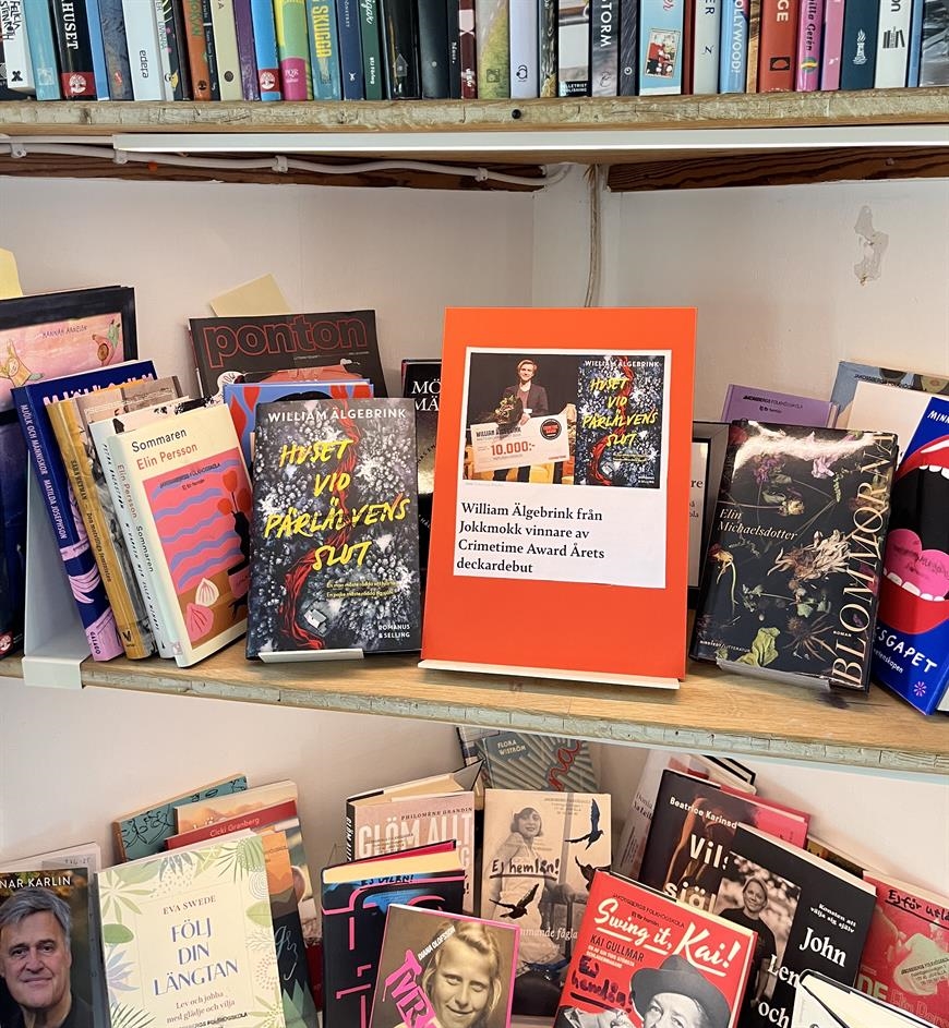 William Älgebrinks prisbelönta debutroman på plats i skolans bibliotek.