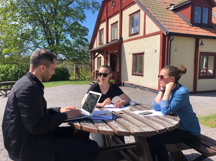 Jonas med sin responsgrupp under en närträff på Jakobsbergs folkögskola.