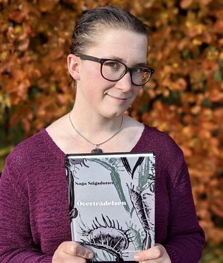 Saga Stigsdotter debuterar som romanförfattare.