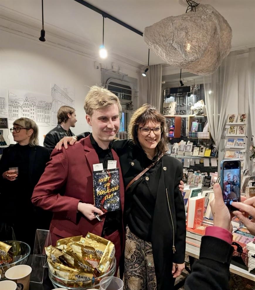 Release på Gamla stans bokhandel i Stockholm 2024. På bilden syns författaren med en av sina lärare och handledare från Jakobsbergs folkhögskolas författarskola, Lisa Boda.