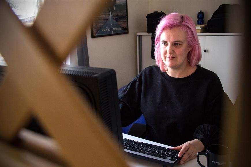 Sara älskar att arbeta som reporter på Fagersta Posten eftersom hon får skriva om allt från pensionärspunkare till kollektivtrafik. Foto: Rasmus Hammarström. Sara älskar att arbeta som reporter på Fagersta Posten eftersom hon får skriva om allt från pensionärspunkare till kollektivtrafik. Foto: Rasmus Hammarström.