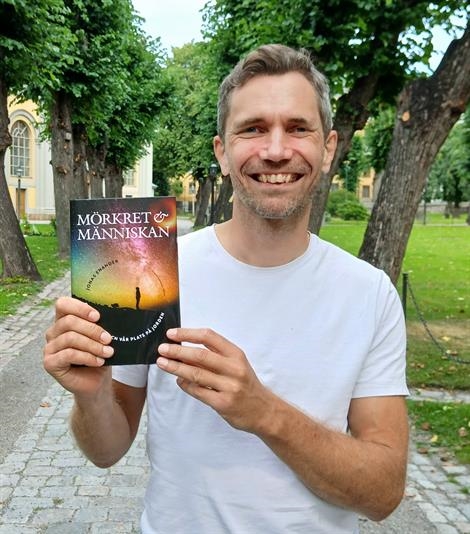 Jonas Enander med sin bok Mörkret och människan (Bonniers 2024).