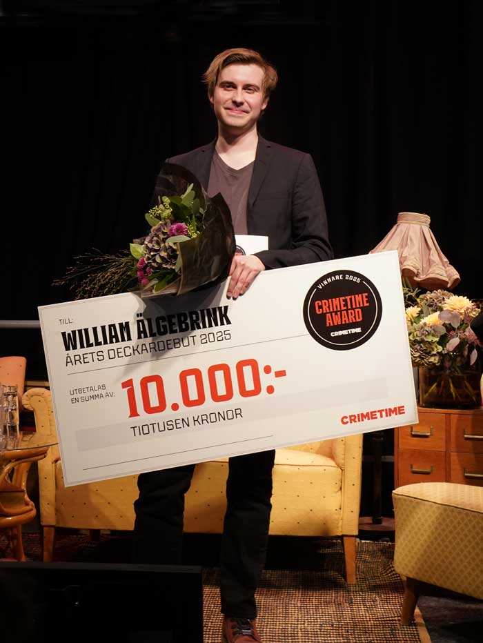 William Älgebrink, som tidigare gått skrivarkurs på Jakobsbergs folkhögskola, har tilldelats Crimetime Award för bästa deckardebut 2025. Foto: Sebastian Folcker