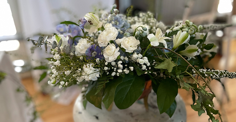 Blomsterarrangemang skapad av deltagare på floristutbildningen