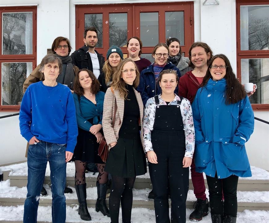 Författaren med sin klass på skolans trapp våren 2019.