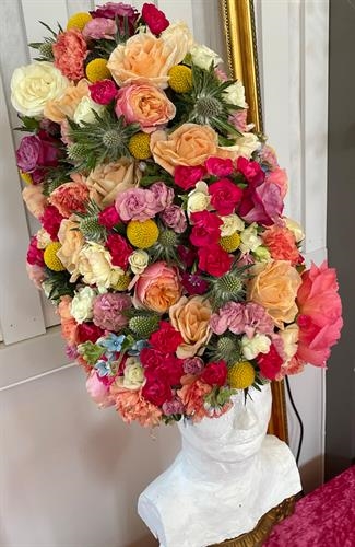 Blomsterarrangemang skapad av deltagare på floristutbildningen