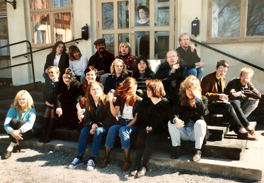 Ola tillsammans med hela skrivarklassen våren 1991 på trappen till Herrgården. Fotograf okänd.
