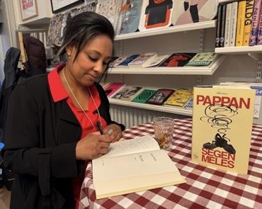 Segen Meles signerar böcker under releasen.