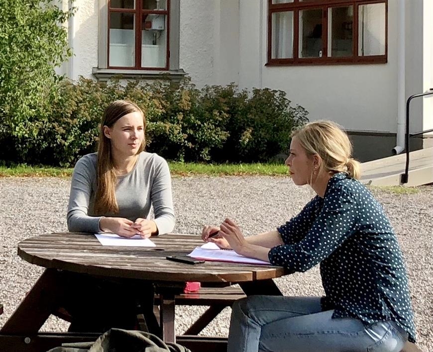 Författarcoachning på skolans gård. Foto. Jonas Ask